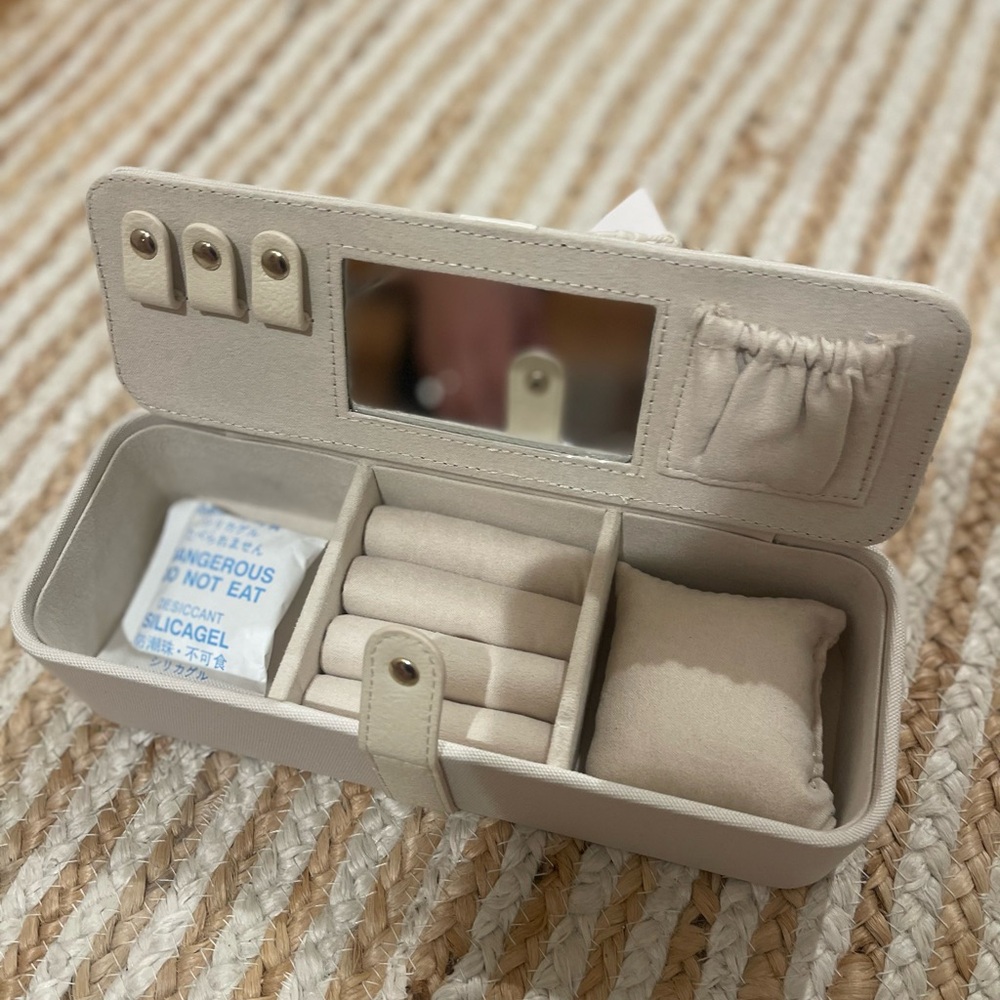 Béis “The Jewelry Case” Cream Jewelry Organizer with Mirror NWT